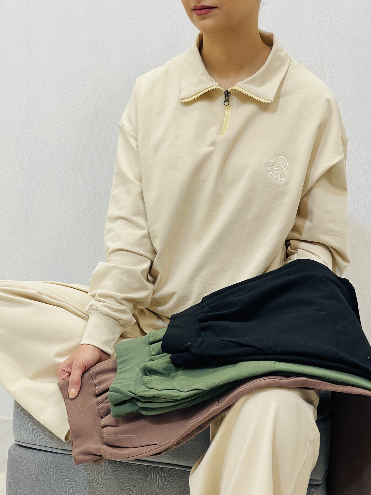 ست بلوز نیم زیپ و شلوار دورس زنانه ست بلوز نیم زیپ و شلوار دورس زنانه